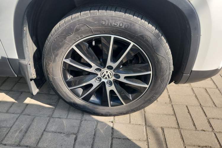 Used Volkswagen Tiguan 2013 1.8 TSI Automatic All-Wheel Drive Luxury Model Right Front Wheel Hub