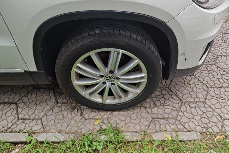 Used Volkswagen Tiguan 2013 2.0 TSI Automatic All-Wheel-Drive Flagship Edition Right Front Wheel Hub