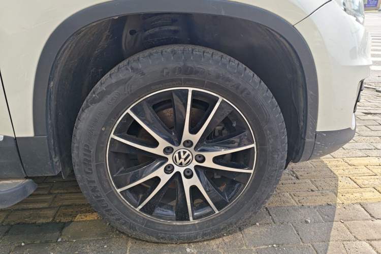 Used Volkswagen Tiguan 2013 2.0 TSI Automatic All-Wheel Drive Luxury Edition Right Front Wheel Hub