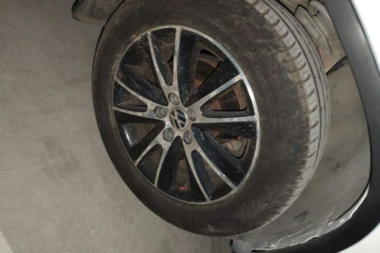 Used Volkswagen Tiguan 2013 1.8 TSI Automatic All-Wheel Drive Luxury Model Right Front Wheel Hub