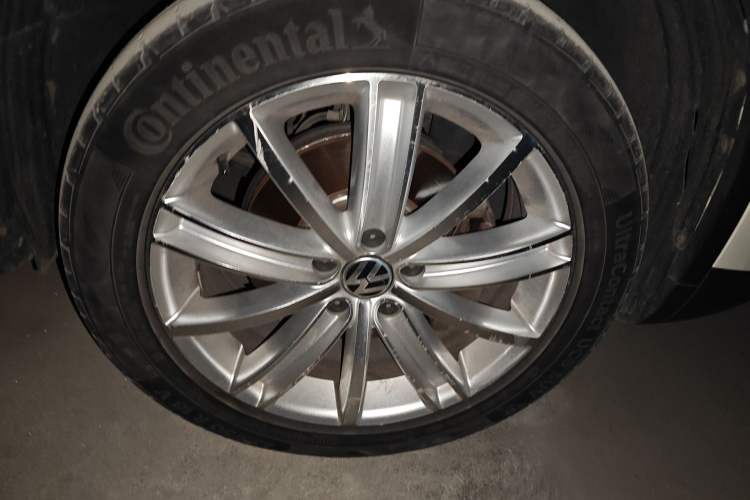Used Volkswagen Tiguan 2013 1.8 TSI Automatic All-Wheel Drive Luxury Model Right Front Wheel Hub