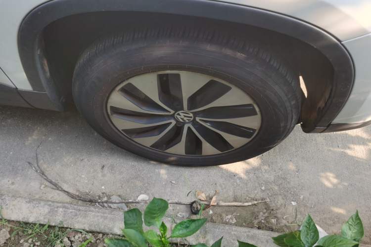Used Volkswagen Tiguan 2013 1.4 TSI Manual Two-Wheel Drive BlueMotion Edition Right Front Wheel Hub
