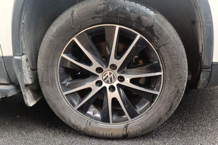 Used Volkswagen Tiguan 2013 2.0 TSI Automatic All-Wheel Drive Luxury Edition Right Front Wheel Hub