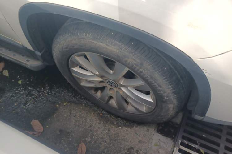 Used Volkswagen Tiguan 2013 1.8 TSI Automatic All-Wheel Drive Luxury Model Right Front Wheel Hub