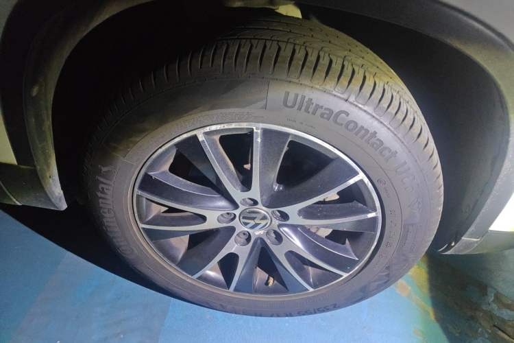 Used Volkswagen Tiguan 2013 1.8 TSI Automatic All-Wheel Drive Luxury Model Right Front Wheel Hub