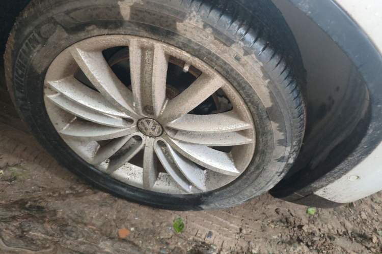 Used Volkswagen Tiguan 2013 2.0 TSI Automatic All-Wheel-Drive Flagship Edition Right Front Wheel Hub