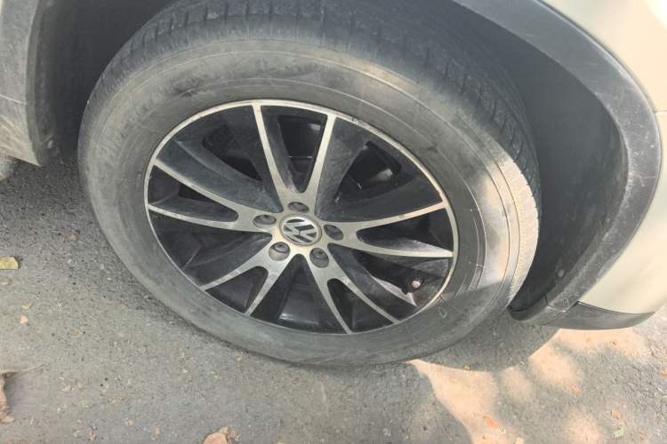 Used Volkswagen Tiguan 2013 1.8 TSI Automatic All-Wheel Drive Luxury Model Right Front Wheel Hub