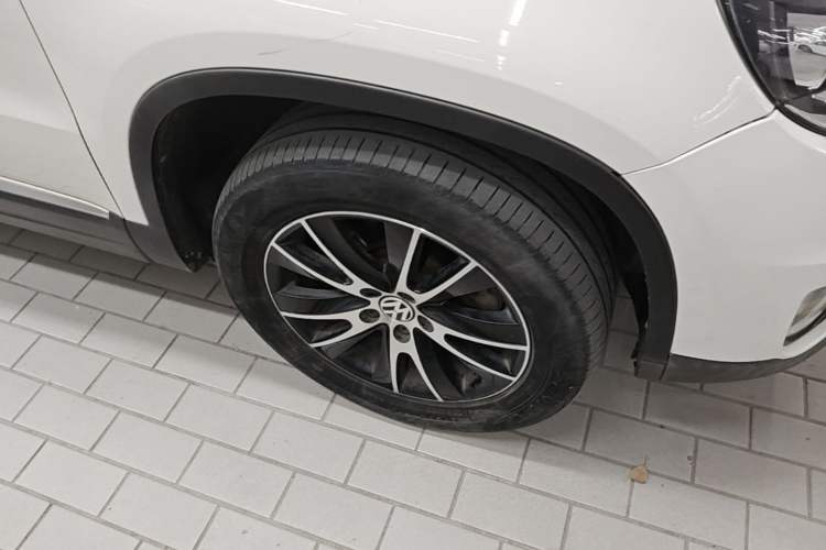 Used Volkswagen Tiguan 2013 2.0 TSI Automatic All-Wheel Drive Luxury Edition Right Front Wheel Hub