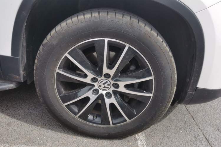 Used Volkswagen Tiguan 2013 1.8 TSI Automatic All-Wheel Drive Luxury Model Right Front Wheel Hub