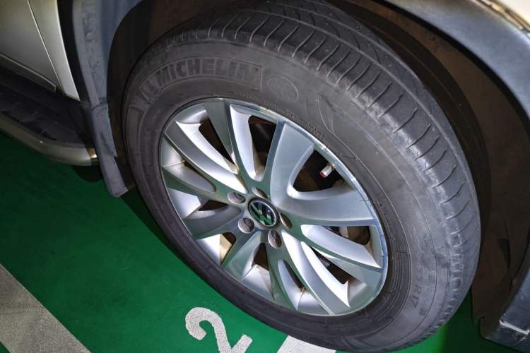 Used Volkswagen Tiguan 2013 1.8 TSI Automatic All-Wheel Drive Luxury Model Right Front Wheel Hub