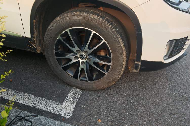 Used Volkswagen Tiguan 2013 1.8 TSI Automatic All-Wheel Drive Luxury Model Right Front Wheel Hub