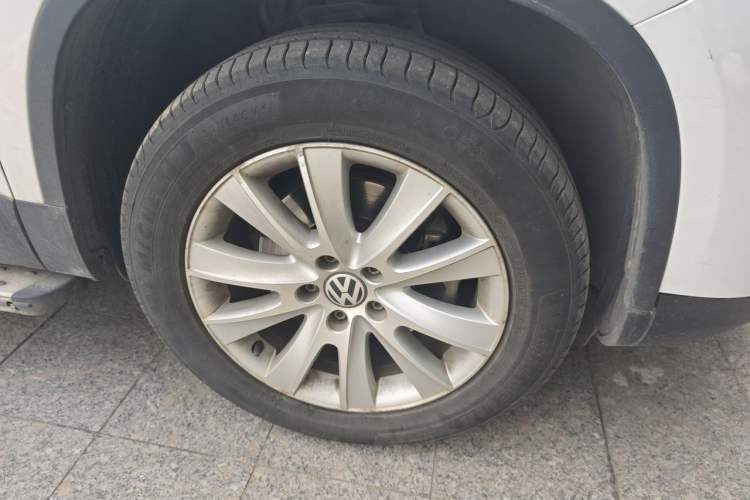 Used Volkswagen Tiguan 2013 1.8 TSI Automatic All-Wheel Drive Luxury Model Right Front Wheel Hub