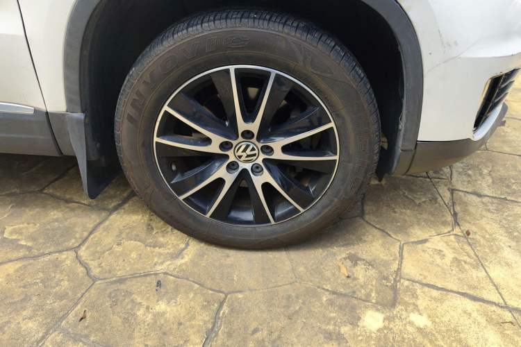 Used Volkswagen Tiguan 2013 1.8 TSI Automatic All-Wheel Drive Luxury Model Right Front Wheel Hub