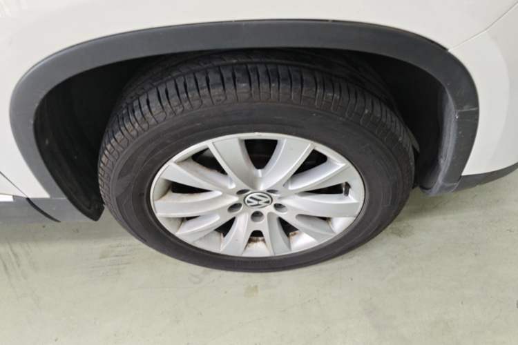 Used Volkswagen Tiguan 2013 1.8 TSI Automatic All-Wheel Drive Luxury Model Right Front Wheel Hub
