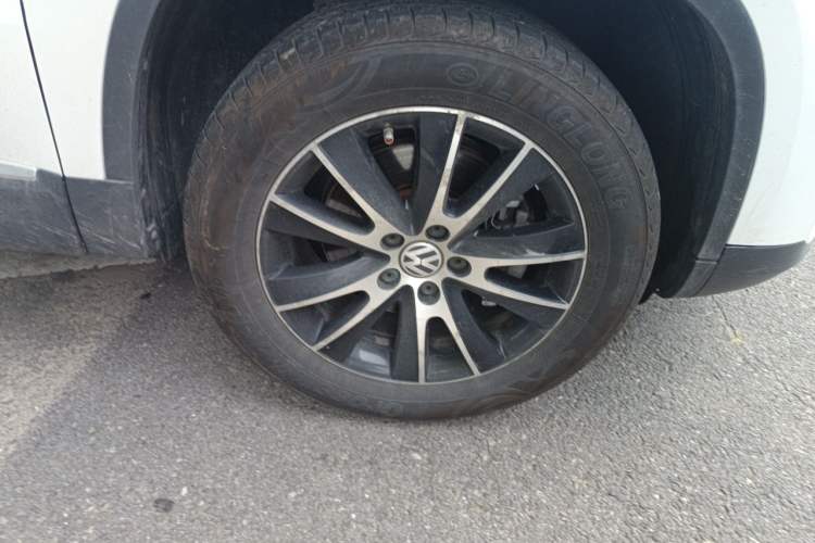 Used Volkswagen Tiguan 2013 1.8 TSI Automatic All-Wheel Drive Luxury Model Right Front Wheel Hub