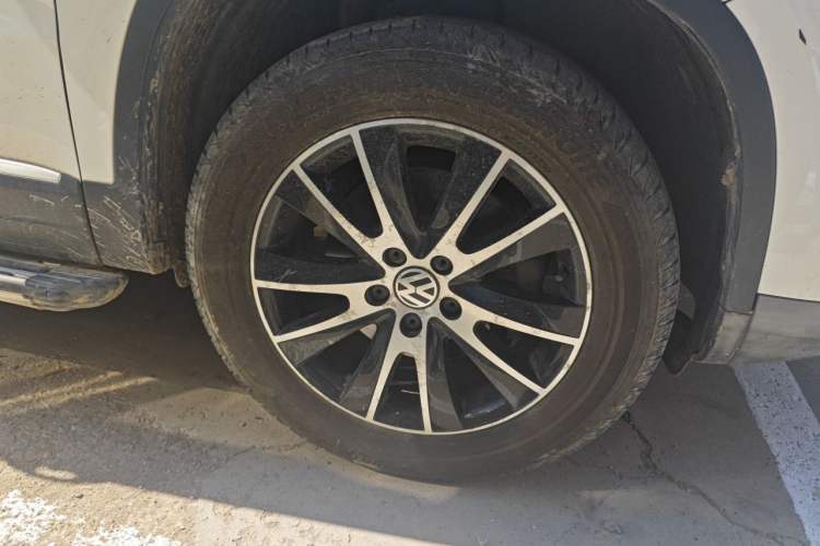 Used Volkswagen Tiguan 2013 1.8 TSI Automatic All-Wheel Drive Luxury Model Right Front Wheel Hub