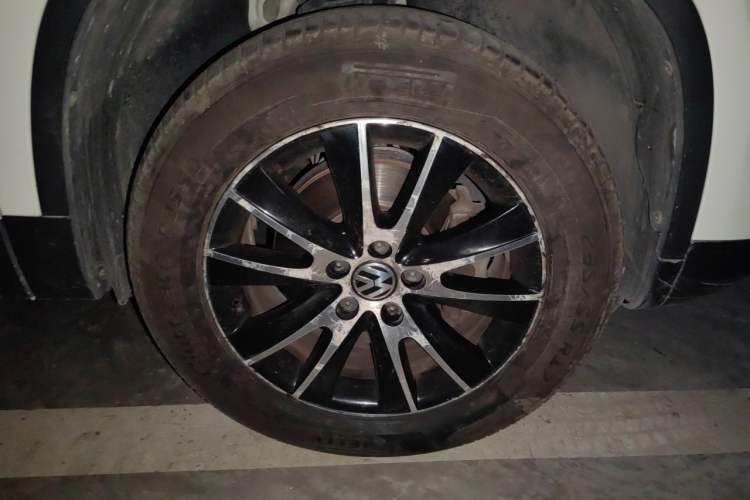 Used Volkswagen Tiguan 2013 2.0 TSI Automatic All-Wheel Drive Luxury Edition Right Front Wheel Hub
