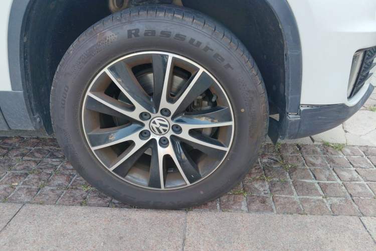 Used Volkswagen Tiguan 2013 2.0 TSI Automatic All-Wheel Drive Luxury Edition Right Front Wheel Hub