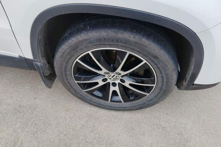 Used Volkswagen Tiguan 2013 1.8 TSI Automatic All-Wheel Drive Luxury Model Right Front Wheel Hub