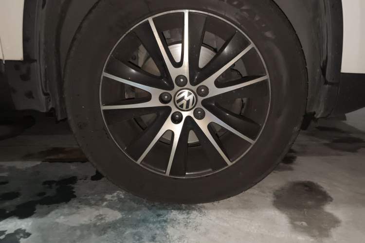 Used Volkswagen Tiguan 2013 2.0 TSI Automatic All-Wheel Drive Luxury Edition Right Front Wheel Hub
