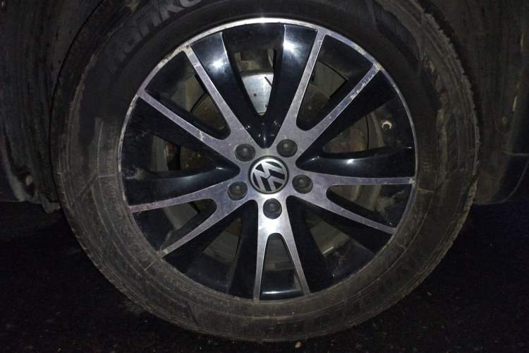 Used Volkswagen Tiguan 2013 1.8 TSI Automatic All-Wheel Drive Luxury Model Right Front Wheel Hub