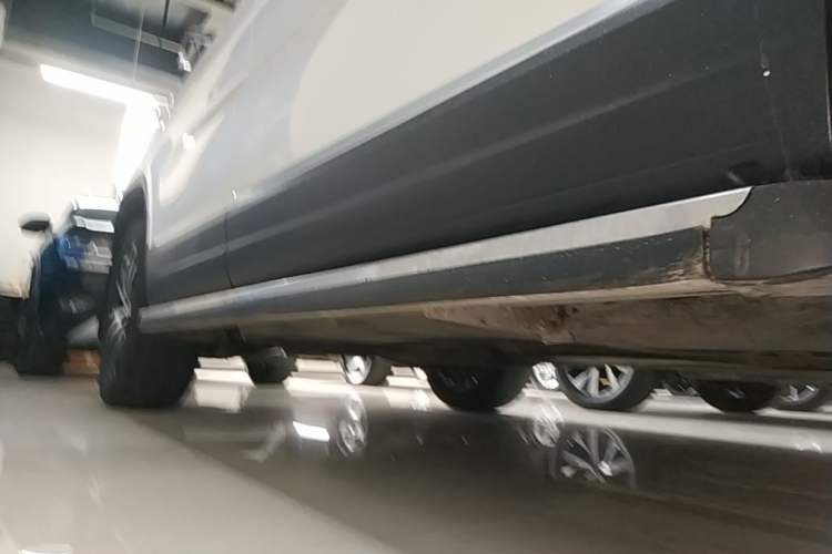 Used Volkswagen Tiguan 2013 1.8 TSI Automatic All-Wheel Drive Luxury Model Right Side Sill