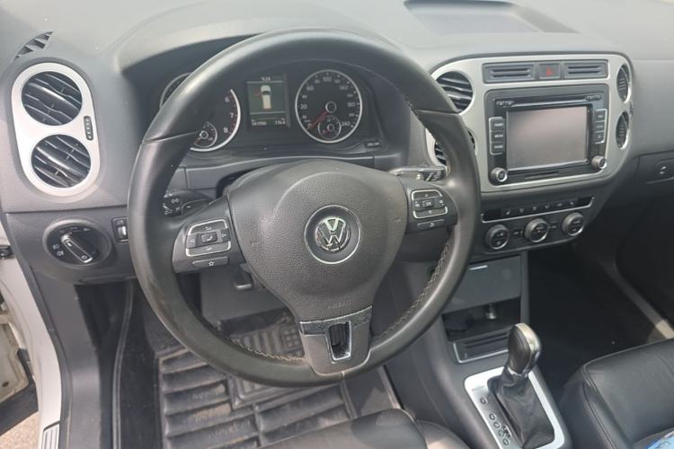 Used Volkswagen Tiguan 2013 2.0 TSI Automatic All-Wheel Drive Luxury Edition Steering Wheel