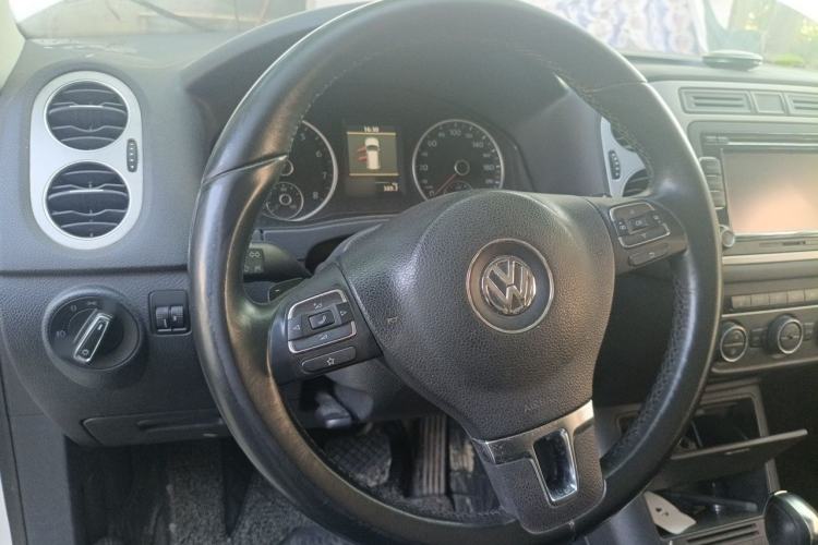 Used Volkswagen Tiguan 2013 2.0 TSI Automatic All-Wheel Drive Luxury Edition Steering Wheel