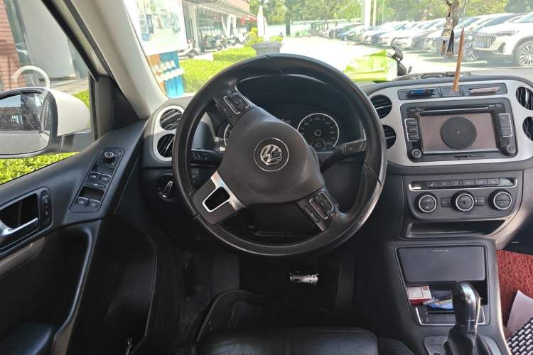 Used Volkswagen Tiguan 2013 1.8 TSI Automatic All-Wheel Drive Luxury Model Steering Wheel