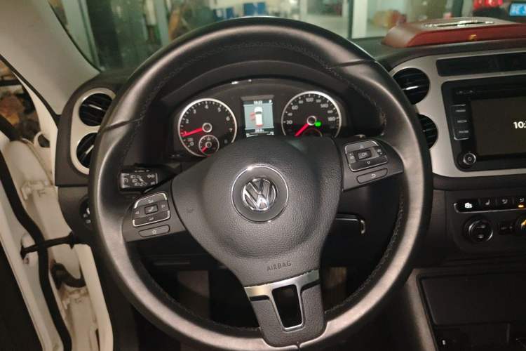 Used Volkswagen Tiguan 2013 1.8 TSI Automatic All-Wheel Drive Luxury Model Steering Wheel