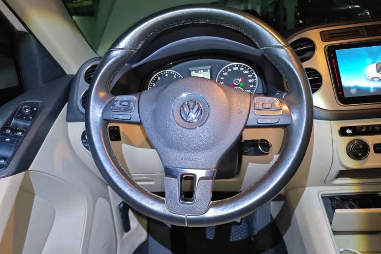 Used Volkswagen Tiguan 2013 1.8 TSI Automatic All-Wheel Drive Luxury Model Steering Wheel