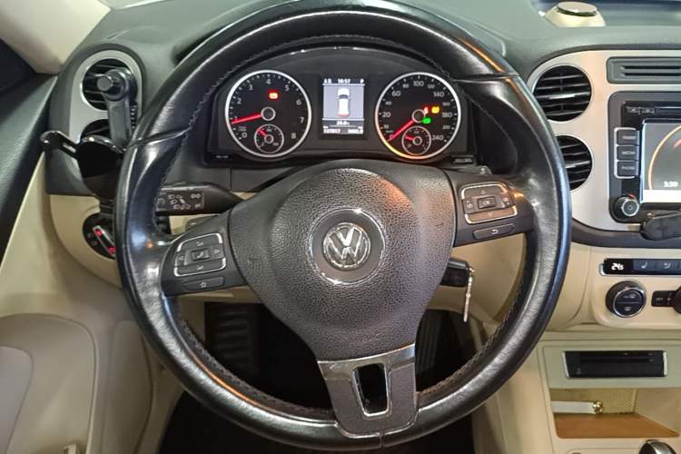 Used Volkswagen Tiguan 2013 2.0 TSI Automatic All-Wheel Drive Luxury Edition Steering Wheel