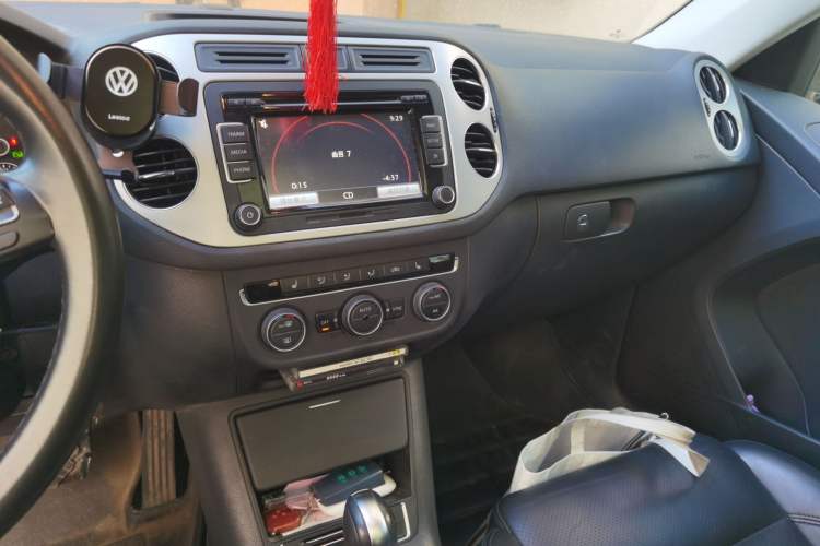 Used Volkswagen Tiguan 2013 1.8 TSI Automatic All-Wheel Drive Luxury Model Audio And AC Panel