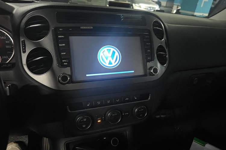 Used Volkswagen Tiguan 2013 1.8TSI Automatic Two-Wheel Drive Luxury Model Audio And AC Panel