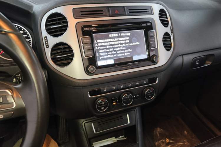 Used Volkswagen Tiguan 2013 2.0 TSI Automatic All-Wheel Drive Luxury Edition Audio And AC Panel