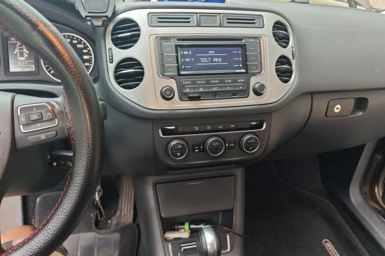 Used Volkswagen Tiguan 2013 1.8 TSI Automatic Two-Wheel Drive Comfort Edition Audio And AC Panel