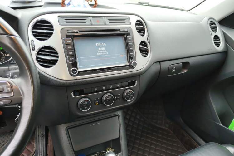 Used Volkswagen Tiguan 2013 1.8 TSI Automatic Two-Wheel Drive Comfort Edition Audio And AC Panel