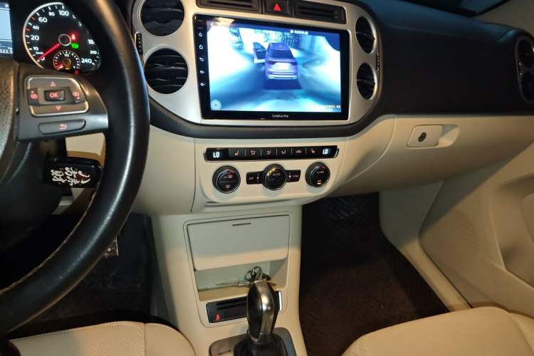 Used Volkswagen Tiguan 2013 1.8 TSI Automatic All-Wheel Drive Luxury Model Audio And AC Panel
