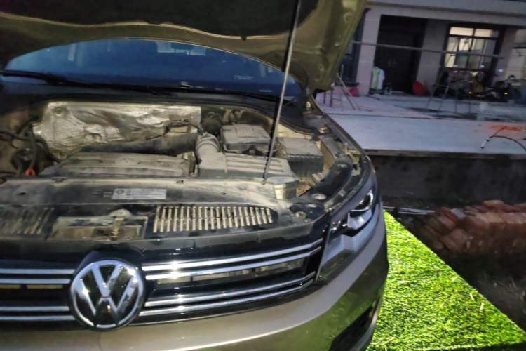 Used Volkswagen Tiguan 2013 1.8 TSI Automatic All-Wheel Drive Luxury Model Engine Bay Left
