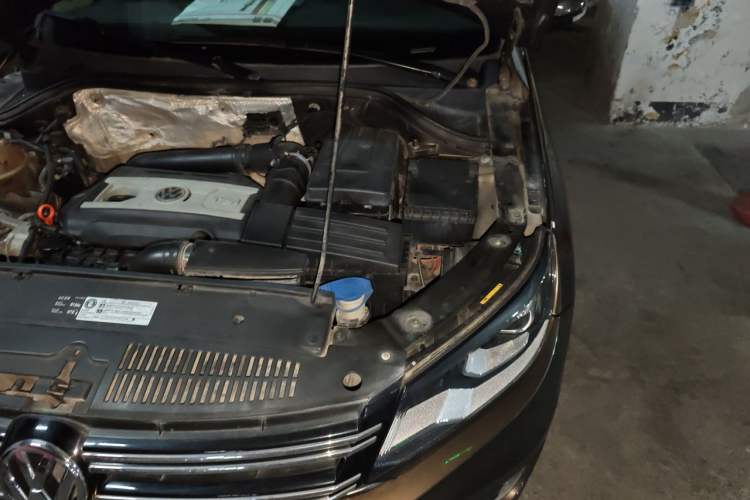 Used Volkswagen Tiguan 2013 1.8 TSI Automatic All-Wheel Drive Luxury Model Engine Bay Left