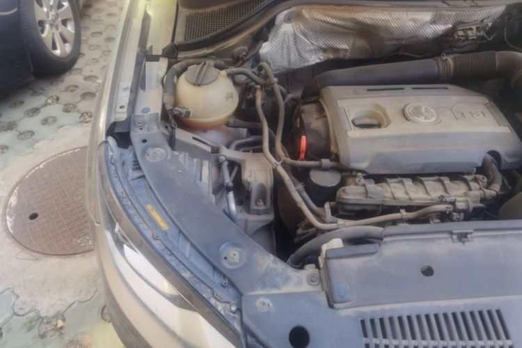 Used Volkswagen Tiguan 2013 1.8 TSI Automatic All-Wheel Drive Luxury Model Engine Bay Right