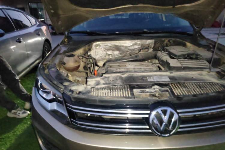 Used Volkswagen Tiguan 2013 1.8 TSI Automatic All-Wheel Drive Luxury Model Engine Bay Right