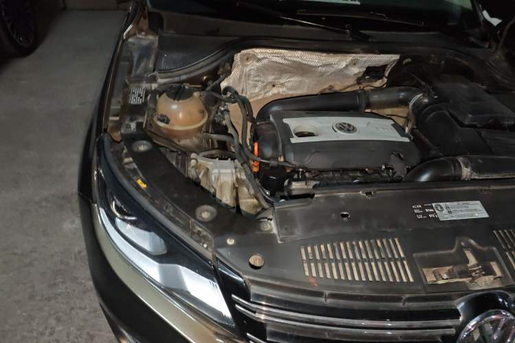 Used Volkswagen Tiguan 2013 1.8 TSI Automatic All-Wheel Drive Luxury Model Engine Bay Right