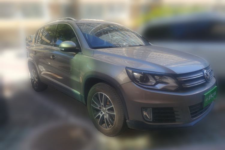 Used Volkswagen Tiguan 2013 1.8 TSI Automatic All-Wheel Drive Luxury Model Front Right 45 Deg