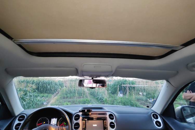 Used Volkswagen Tiguan 2013 1.8 TSI Automatic All-Wheel Drive Luxury Model Headliner