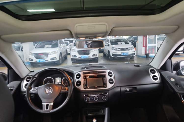 Used Volkswagen Tiguan 2013 2.0 TSI Automatic All-Wheel Drive Luxury Edition Headliner