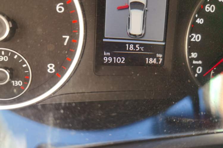 Used Volkswagen Tiguan 2013 1.8 TSI Automatic All-Wheel Drive Luxury Model Odometer Close Up