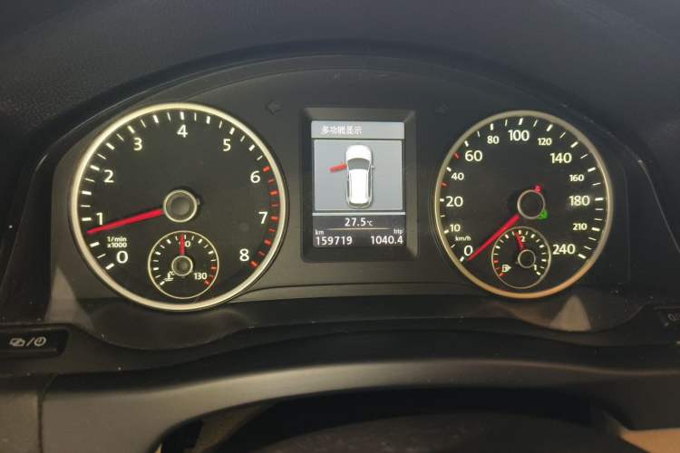 Used Volkswagen Tiguan 2013 1.8TSI Automatic Two-Wheel Drive Luxury Model Odometer Close Up
