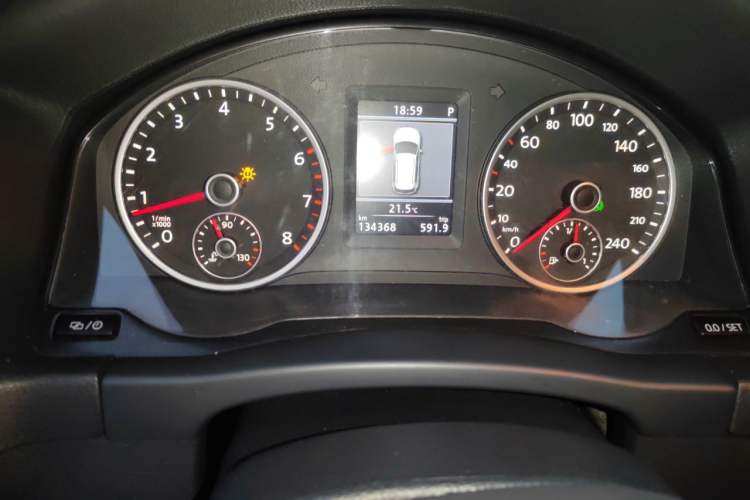 Used Volkswagen Tiguan 2013 1.8 TSI Automatic All-Wheel Drive Luxury Model Odometer Close Up