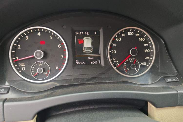 Used Volkswagen Tiguan 2013 1.8TSI Automatic Two-Wheel Drive Luxury Model Odometer Close Up